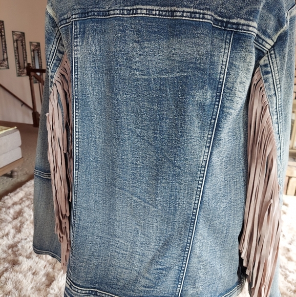 Woman's fringed Jean jacket - Picture 3 of 4